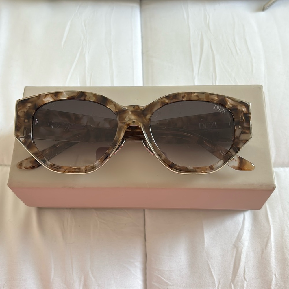 Dezi Charge it sunglasses